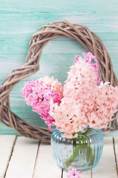 Hyacinty v vázu a dekorativním srdci — Stock fotografie