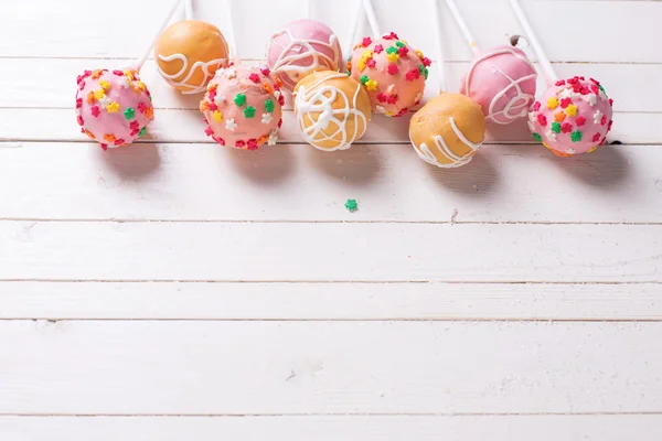 Cake pops på trä bakgrund — Stockfoto