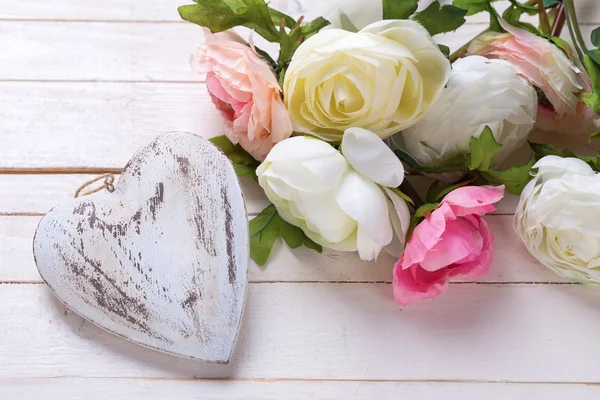Coração decorativo branco e flores — Fotografia de Stock