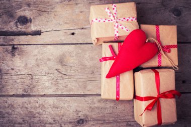 Hediye kutuları ve kırmızı dekoratif kalp