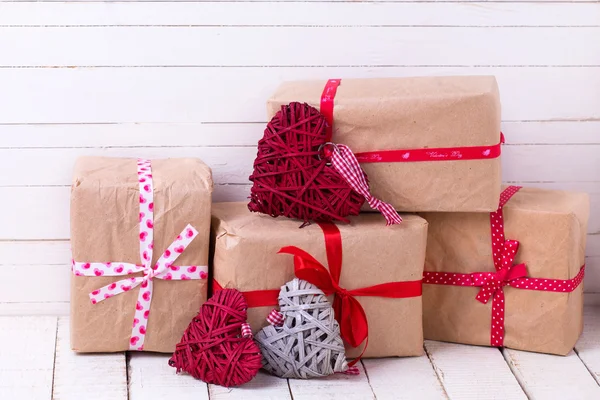 Cajas de regalo festivas y corazones decorativos — Foto de Stock