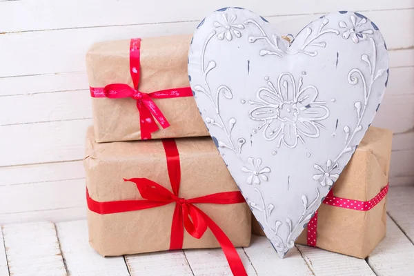 Slavnostní dárkové krabice a dekorativní srdce — Stock fotografie