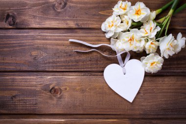 Bahar nergis çiçekler i ve dekoratif kalp 