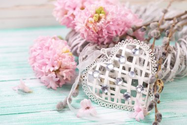 Pembe sümbül çiçek ve dekoratif kalp 