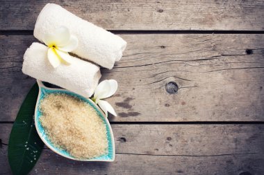 Havlu ile kase deniz tuzu