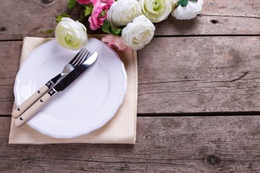 Masa ayarı ve çiçekler