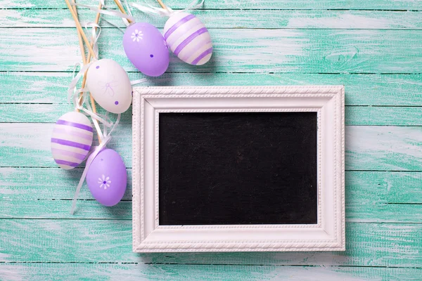 Decorative violet eggs and empty blackboard — Zdjęcie stockowe