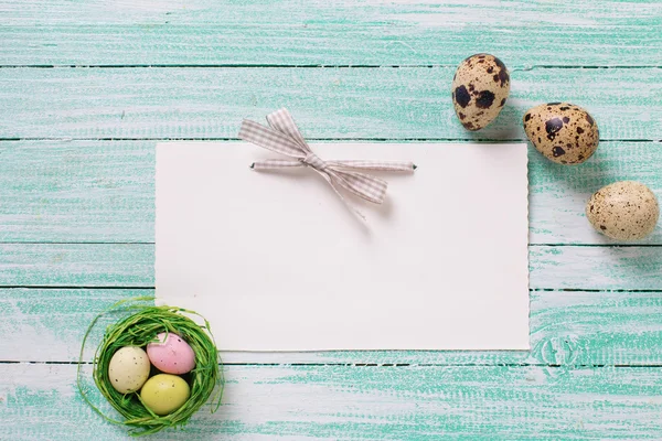 Декоративные пасхальные яйца и пустая бирка — стоковое фото