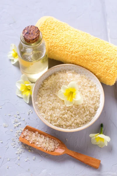 Botella con aceite aromático y flores —  Fotos de Stock