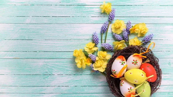 Dekoratif Paskalya yumurtaları ve çiçekleri — Stok fotoğraf