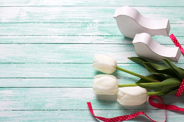 White tulips flowers and decorative birds — Stock Photo, Image