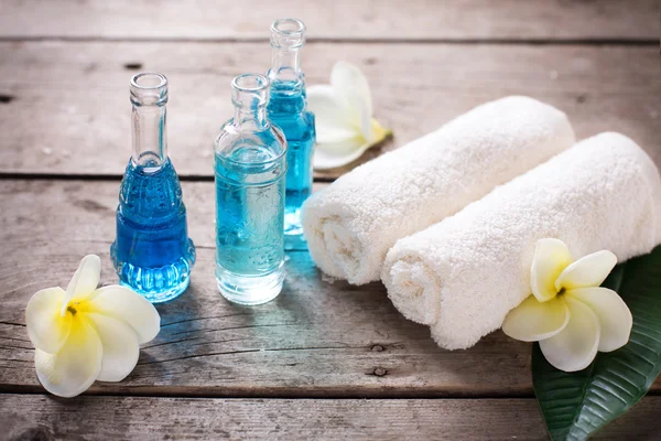 Butelki z olejem i ręcznikami — Zdjęcie stockowe