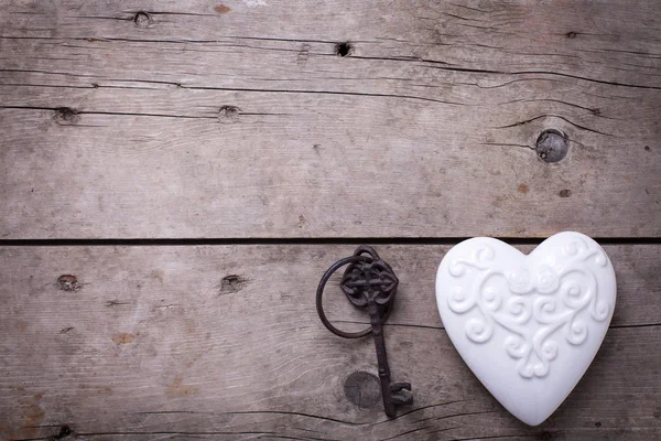 White  decorative heart and vintage key — Stockfoto