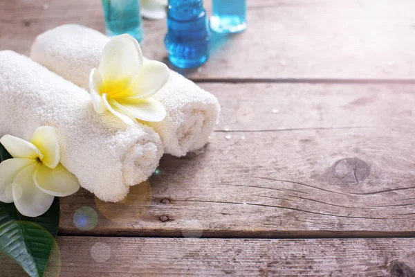 Towels and white plumeria flowers — Stock Photo, Image