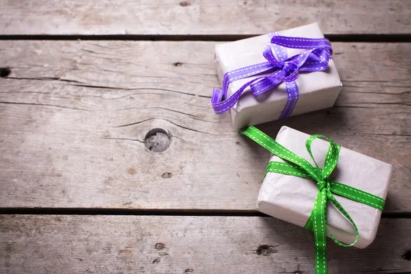 Confezioni regalo festive con regali — Foto Stock