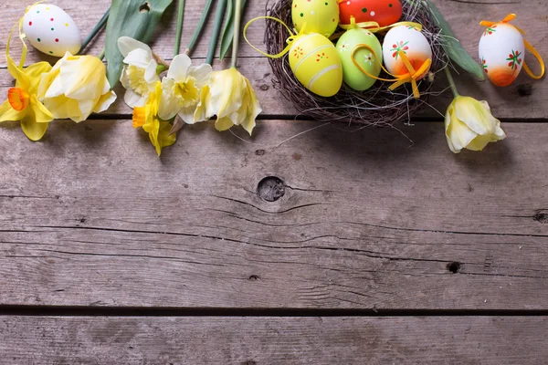 Frische gelbe Tulpen und dekorative Eier — Stockfoto