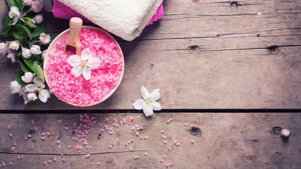 Pink sea salt in bowl — Stock Photo, Image