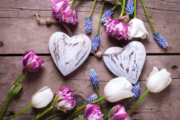 Dekorative Herzen und leuchtende Tulpen — Stockfoto