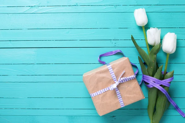 White tulip flowers and gift box — Stock Photo, Image