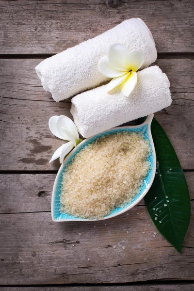 Sea salt in bowl and towels — Stock Photo, Image