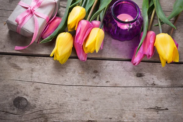 Tulipes de printemps et boîte avec cadeau — Photo