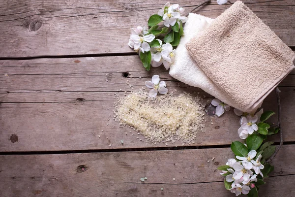 Sal marinho com toalhas e flores — Fotografia de Stock