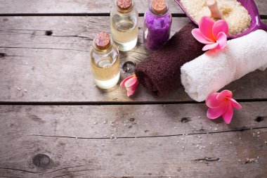 Aroma yağı ve havlu ile Şişeler  