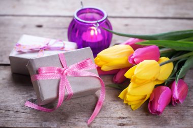 Bahar laleler ve hediye kutusu 