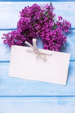 Eflatun çiçekler ve boş etiket