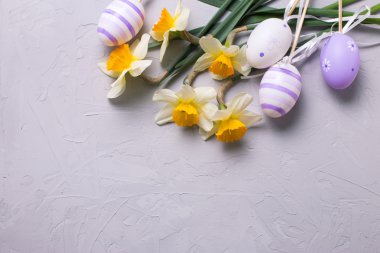 Dekoratif yumurtalar ve sarı nergisler