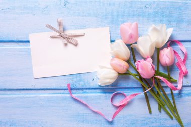 Bahar laleler ve boş etiket  