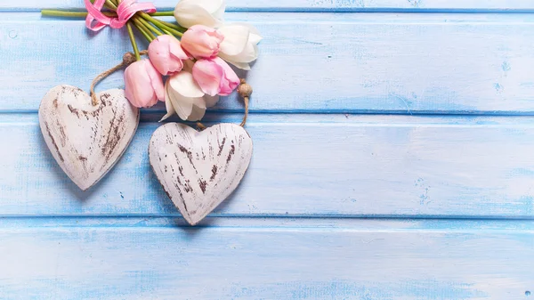 Våren tulpaner och dekorativa hjärtan — Stockfoto