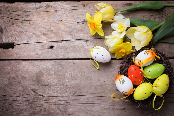 Gelbe Tulpen und Ziereier — Stockfoto