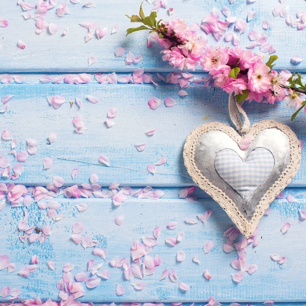 Sakura bloemen en decoratief hart — Stockfoto