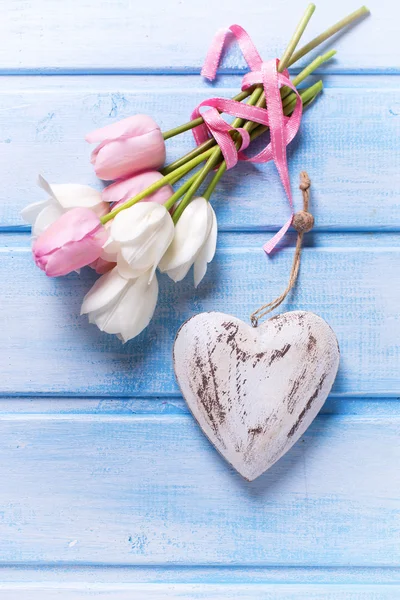 Tulipas de primavera e coração decorativo — Fotografia de Stock