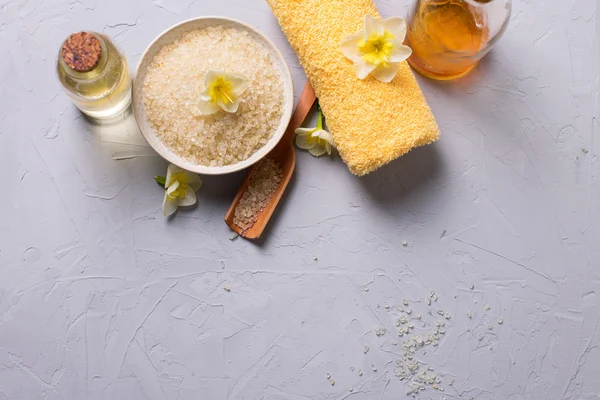 Flaschen mit Aromaöl und Meersalz — Stockfoto