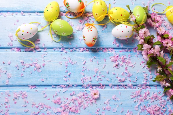 Huevos de Pascua y flores rosas — Foto de Stock