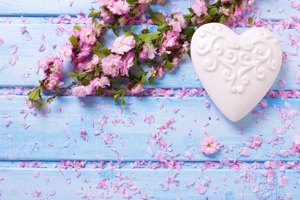 Sakura flores y corazón decorativo blanco — Foto de Stock