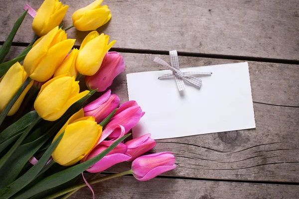 Lente tulpen en lege tag — Stockfoto