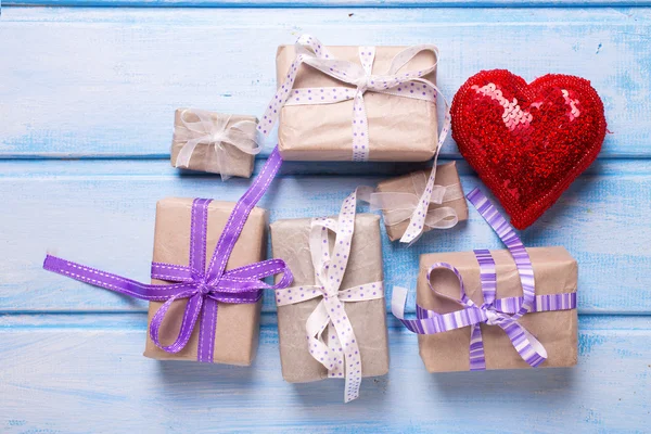 Cajas de regalo y corazón decorativo —  Fotos de Stock