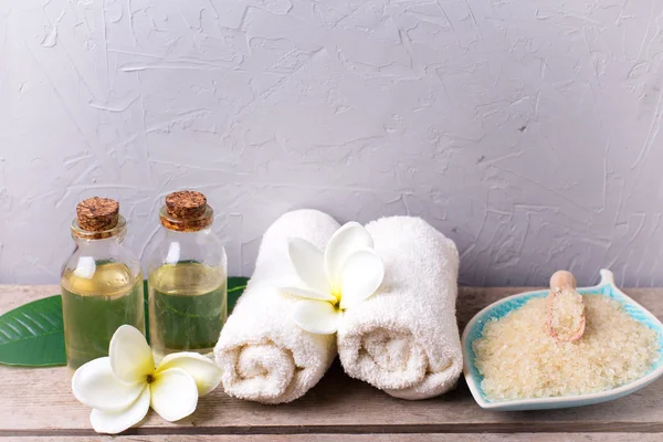 Sea salt with  towels and bottles with oil — Stock fotografie