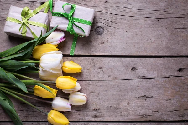 Tulipes et boîtes de printemps avec cadeaux — Photo