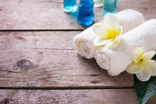 Handtücher weiß plumeria Blumen — Stockfoto