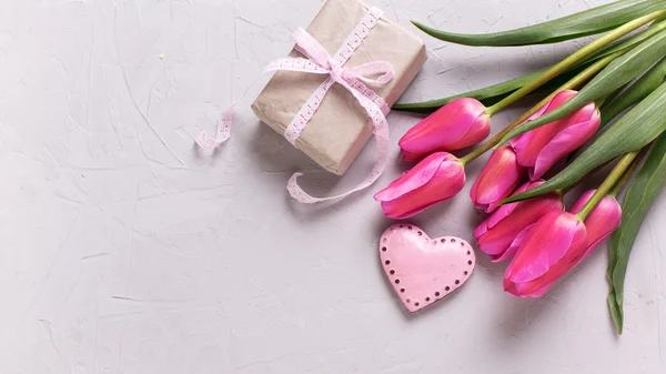 Весенние тюльпаны и декоративное сердце — стоковое фото