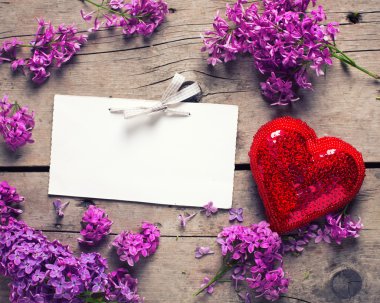 Eflatun çiçekler ve boş etiket 