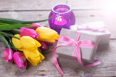 Bahar laleler ve hediye kutusu