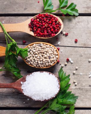 Tahta kaşıklar içinde yemek pişirmek için baharat