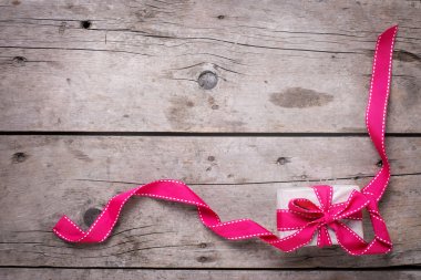 Yay ile şenlikli hediye kutusu