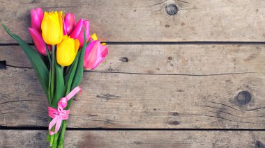 Sarı ve pembe bahar laleler 