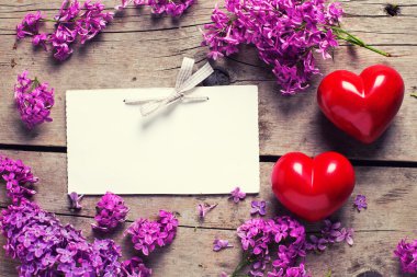 Leylak çiçekleri ve dekoratif kırmızı kalpler